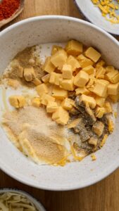 Épices ajoutées sur le mélange de fromages