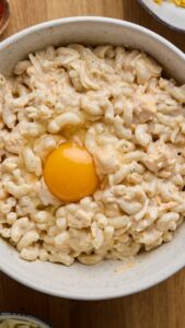 Macaronis cuits et oeuf incorporés à l'appareil