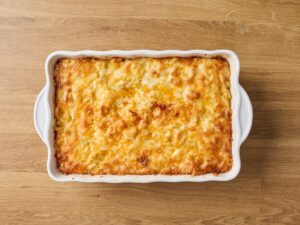 Mac and cheese doré et bouillonnant à la sortie du four