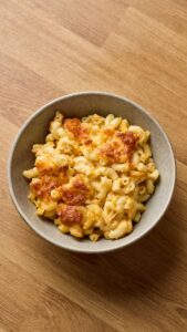 Portion de mac and cheese servie dans un bol