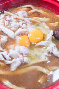 Miso nikomi udon - Casser délicatement un œuf au centre.