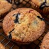 Muffins aux myrtilles américains à la croûte de sucre, sur une grille