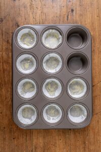 Moule à muffins garni de caissettes en papier