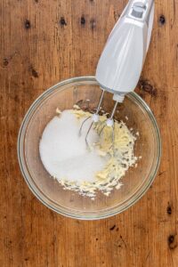 Ajout du sucre au beurre crémé