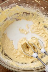 Ajout du lait à la pâte