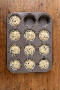 Pâte répartie dans le moule à muffins