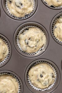 Sucre saupoudré sur le dessus des muffins