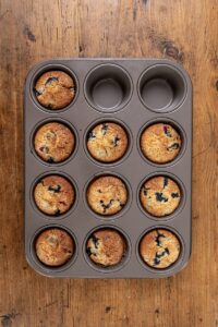 Muffins aux myrtilles cuits dans le moule