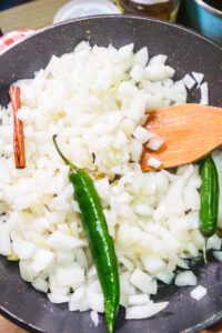 Poulet au curry - Ajouter les oignons et les piments.
