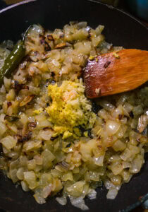 Poulet au curry - Ajouter la pâte de gingembre-ail et faire revenir environ 1 minute, jusqu'à ce qu'elle soit parfumée.