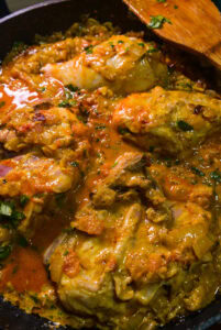 Poulet au curry - Faire revenir à feu moyen jusqu'à ce que le poulet blanchisse, environ 3 minutes.