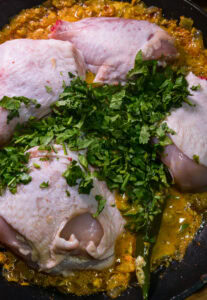 Poulet au curry - Ajouter le poulet et la coriandre fraîche.