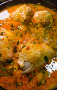 Poulet au curry - Verser l'eau chaude pour une sauce épaisse, puis en ajouter au fur et à mesure que le poulet rend son jus.