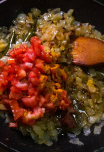 Poulet au curry - Ajouter les tomates, le curcuma et le sel.