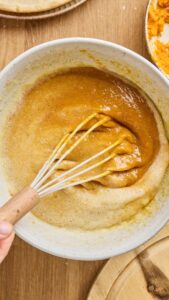 Œufs, beurre fondu, mélasse et lait fouettés avec la purée