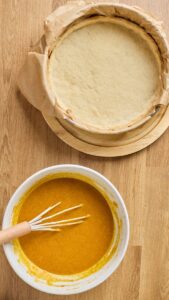 Fond de tarte placé dans le moule, appareil prêt à côté