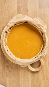 Appareil au potiron versé dans le fond de tarte