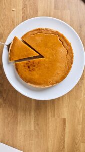 Tarte au potiron refroidie, première part découpée