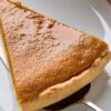 Part de tarte au potiron sur une pelle à tarte