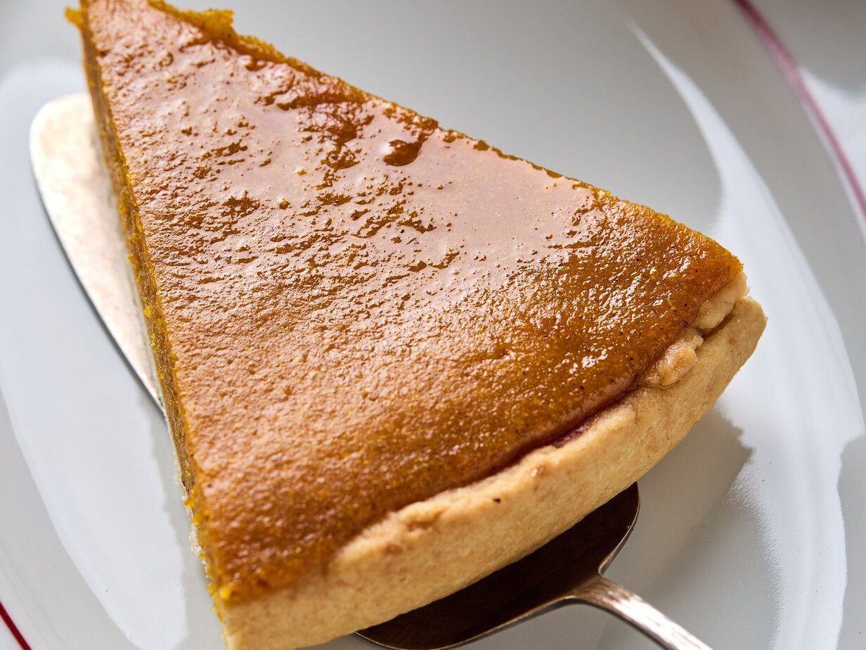 Part de tarte au potiron sur une pelle à tarte