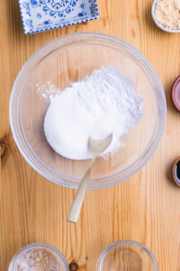 Warabi mochi - Mélanger le warabiko et le sucre.