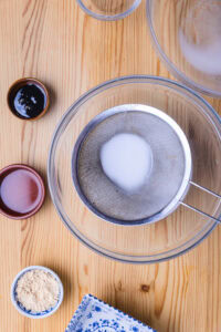 Warabi mochi - Passer le mélange au tamis.