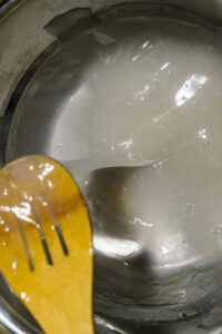 Warabi mochi - Une fois la pâte bien translucide, pétrir encore environ 2 minutes.