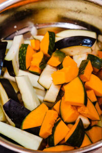 Yasai karē - Ajouter la courge kabocha et l'aubergine.