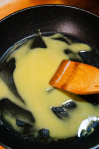 Yasai karē - Faire chauffer l'huile et la farine tamisée à feu doux jusqu'à obtenir un mélange lisse.