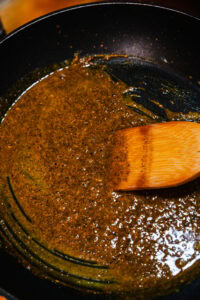 Yasai karē - Ajouter le curry en poudre et le garam masala, puis faire revenir de nouveau jusqu'à ce que le mélange soit lisse.