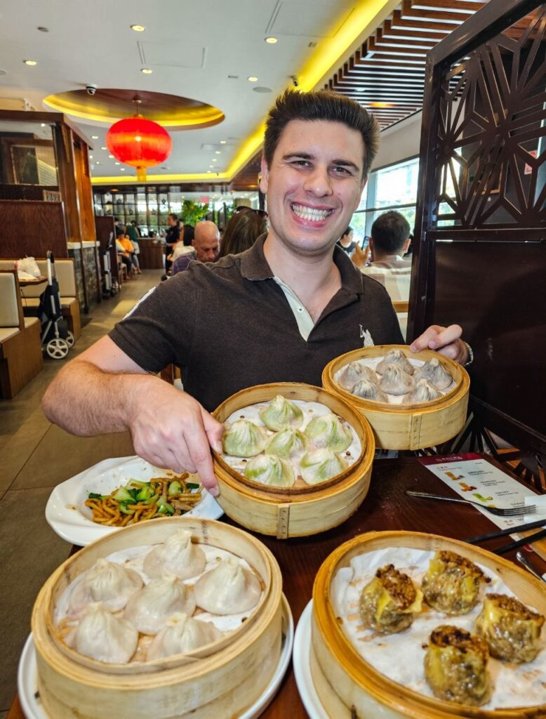 Marc Winer med dampkurve med xiao long bao på en restaurant i Flushing, Queens' Chinatown