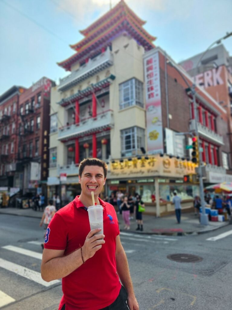 Marc Winer med bubble tea i Manhattans Chinatown, New York