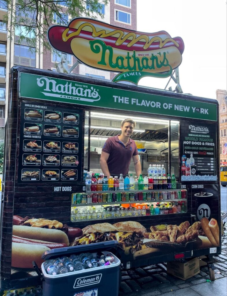 Marc Winer bag disken i en Nathan's Famous-vogn i New York