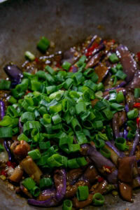 Aubergine à la chinoise - Incorporer le vert de ciboule.