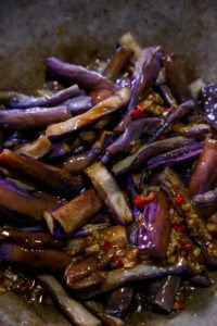Aubergine à la chinoise - Remettre les bâtonnets d'aubergine et mélanger délicatement 1 minute pour bien les enrober.