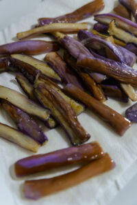 Aubergine à la chinoise - Les égoutter sur du papier absorbant.