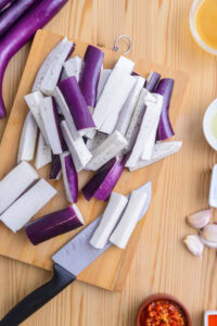 Aubergine à la chinoise - Couper les aubergines en bâtonnets de 6 cm de long.