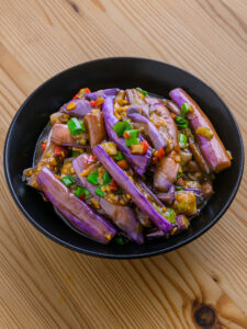 Aubergine à la chinoise - Dresser et arroser d'huile de piment.