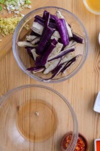 Aubergine à la chinoise - Presser les bâtonnets pour en retirer l'eau.