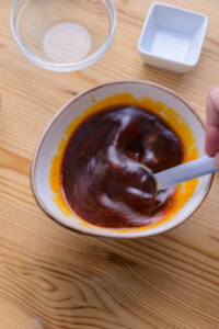 Aubergine à la chinoise - Mélanger la pâte de piments marinés, la sauce soja, le vinaigre noir, le sucre, la fécule et le bouillon.