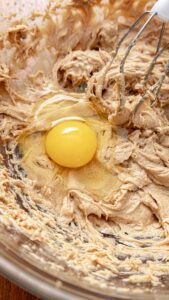 Œuf ajouté au mélange de beurre et de cassonade