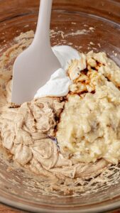 Bananes écrasées, yaourt grec et vanille ajoutés au mélange