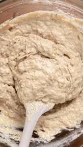 Pâte à banana bread juste mélangée après l'ajout des ingrédients secs