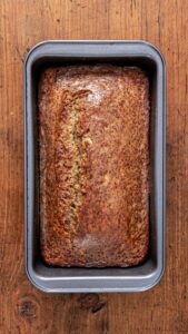 Banana bread cuit et doré dans son moule à cake