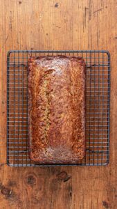 Banana bread refroidi et démoulé sur une grille
