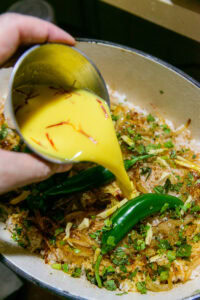 Biryani au poulet - Arroser généreusement avec le reste du ghee, l'eau de kewra et le lait au safran.