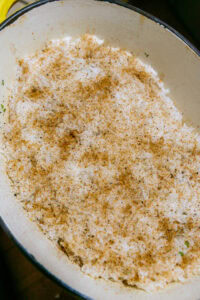 Biryani au poulet - Saupoudrer le reste du biryani masala sur le riz.