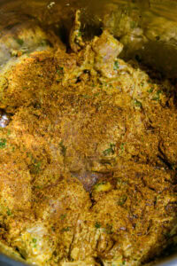 Biryani au poulet - Saupoudrer le biryani masala sur le poulet et mélanger.