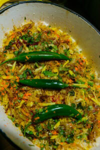 Biryani au poulet - Saupoudrer le colorant sur le riz.