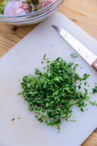 Biryani au poulet - Ajouter les deux tiers restants des oignons frits, la coriandre et la menthe hachées.
